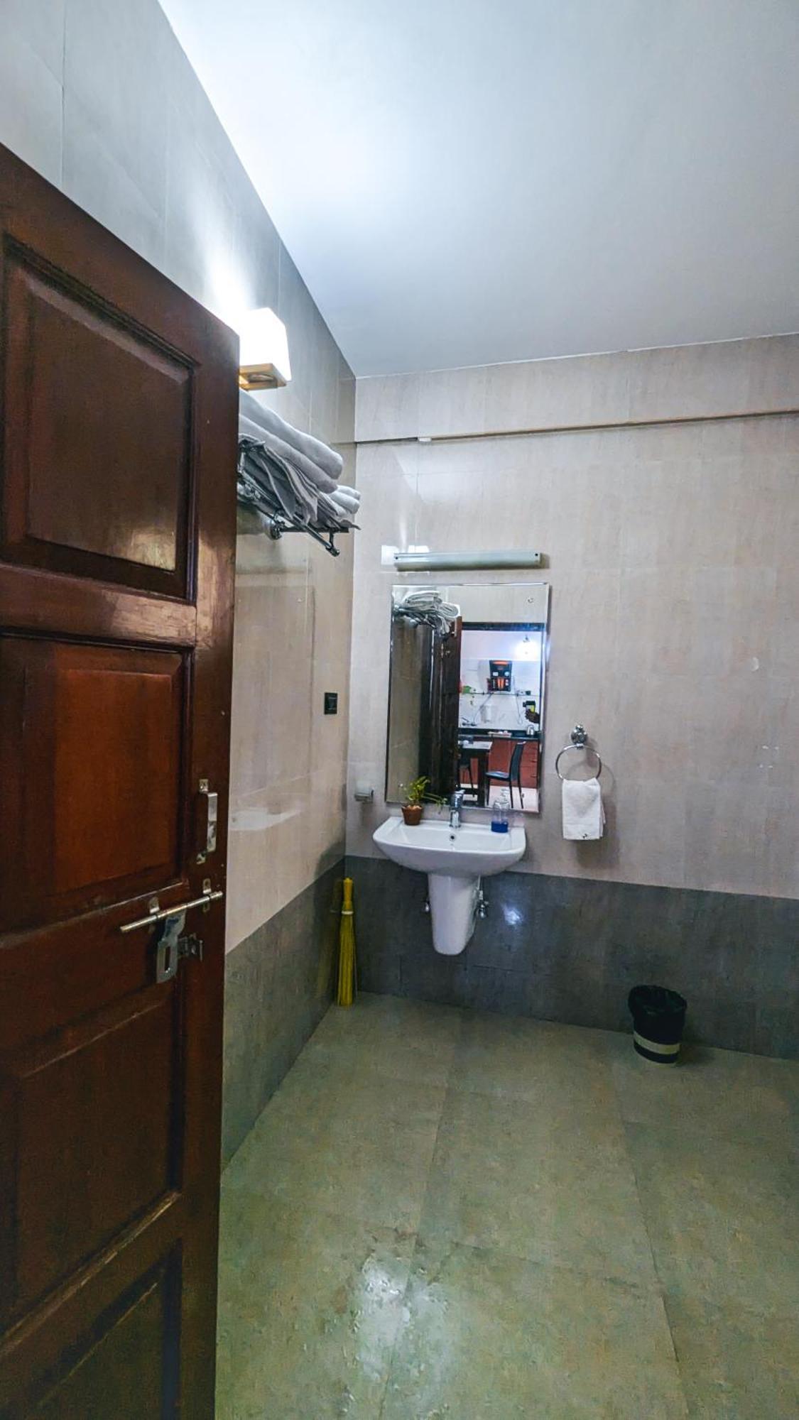 The First House By V3Homestay 4Bhk Private Pool 卡兰古特 外观 照片