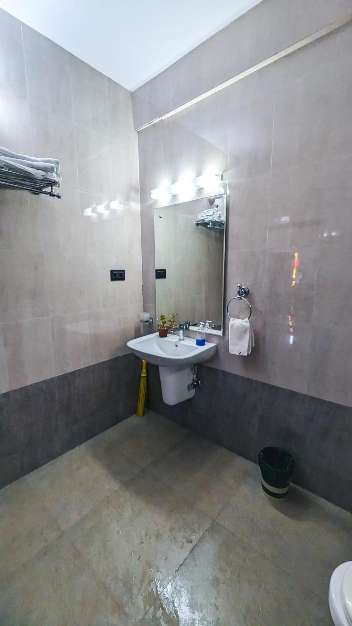 The First House By V3Homestay 4Bhk Private Pool 卡兰古特 外观 照片