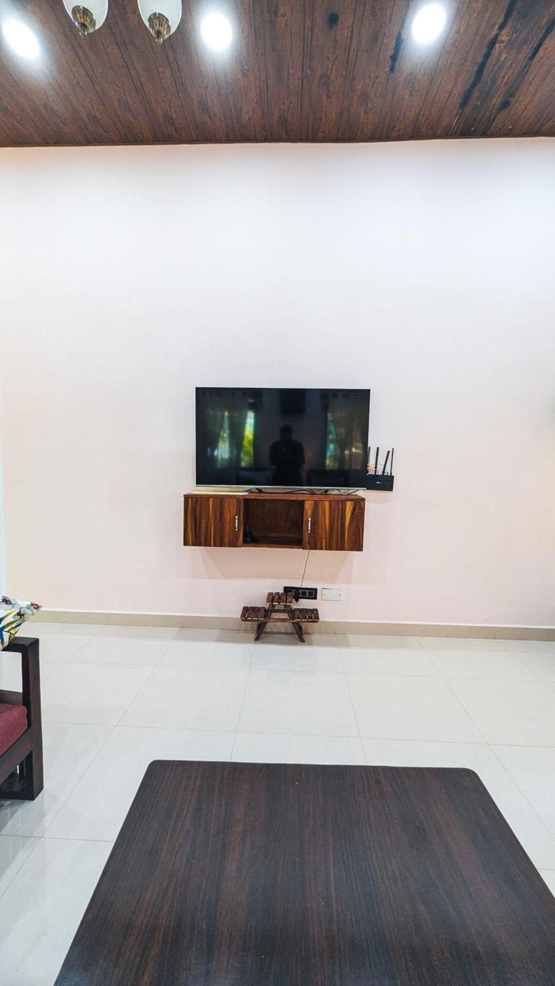 The First House By V3Homestay 4Bhk Private Pool 卡兰古特 外观 照片