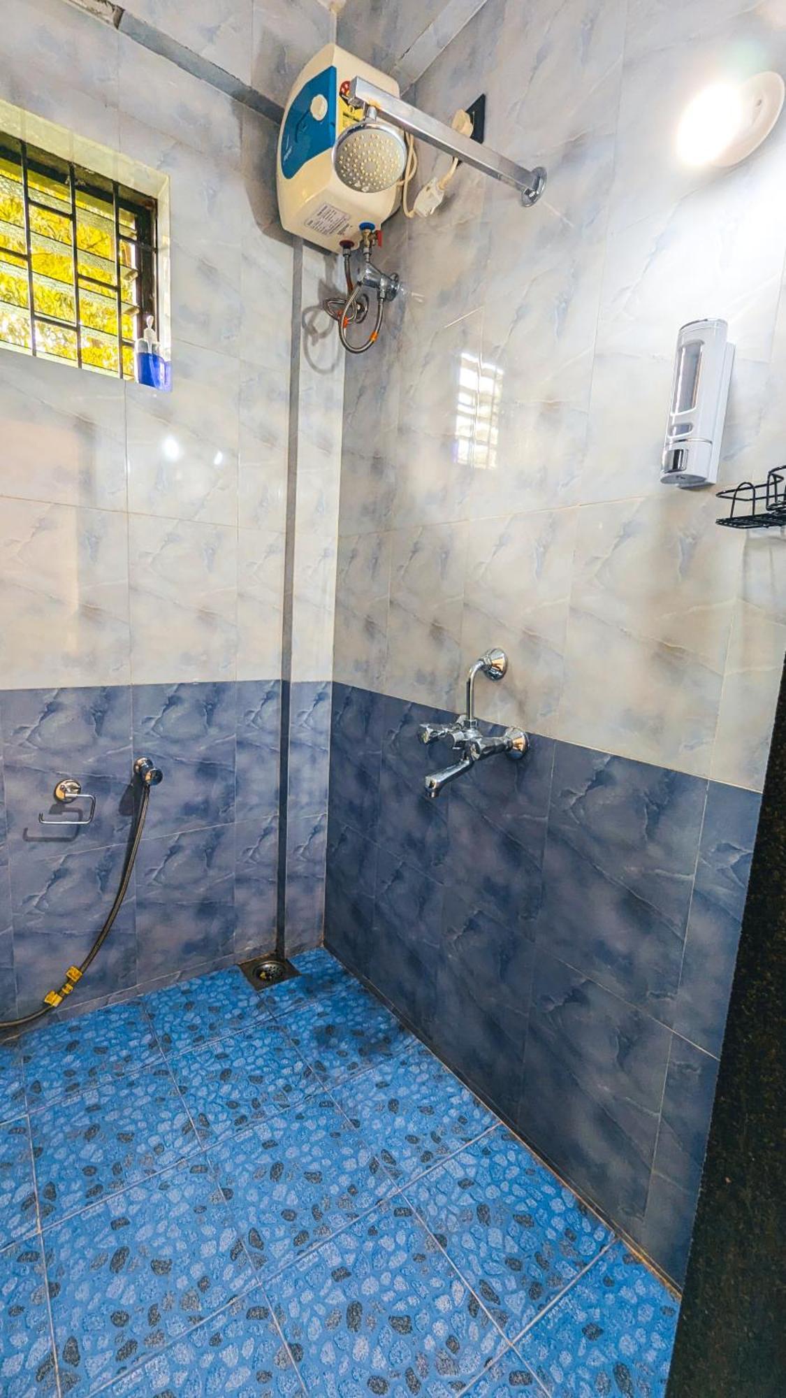 The First House By V3Homestay 4Bhk Private Pool 卡兰古特 外观 照片